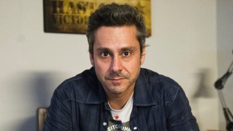 Alexandre Nero muda radicalmente o visual e volta a atuar