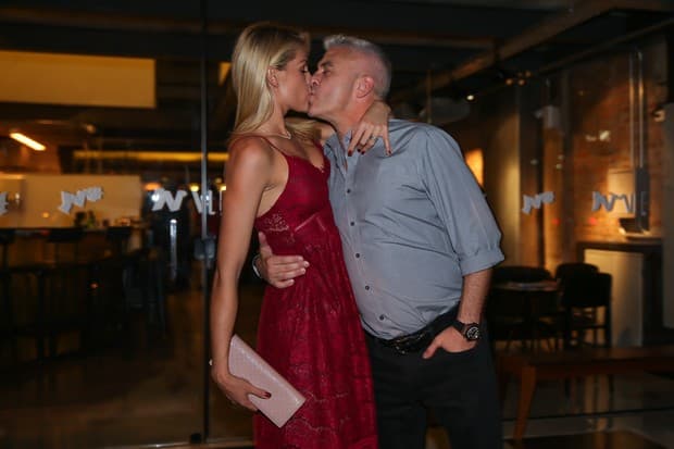 Ana Hickmann ganha beijo do marido em noite de aniversário