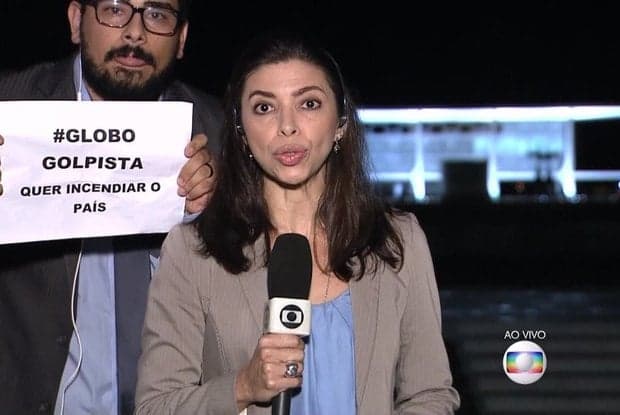 Ao vivo, homem invade jornal com cartaz "Globo Golpista"