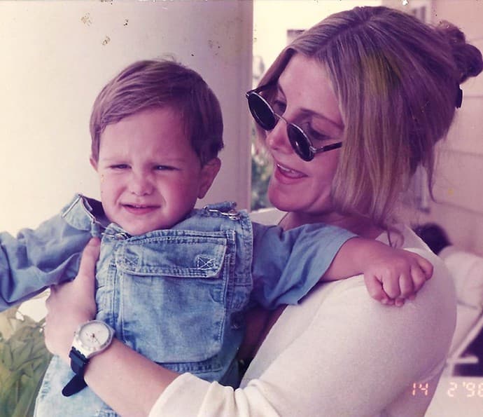 18 anos depois, veja como está o bebê "Theo", de "Anjo Mau", em 2016
