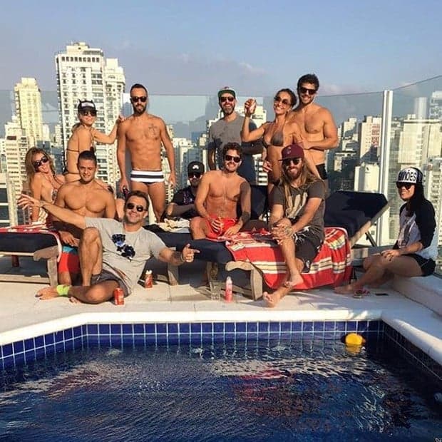 Após confirmar namoro, Sabrina Sato aparece agarradinha com Duda Nagle