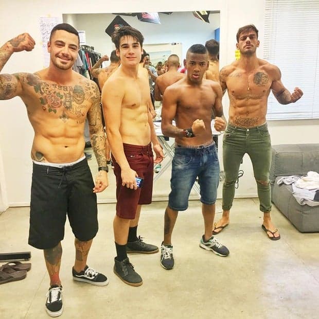 Atores de "Malhação" exibem "tanquinho" durante os bastidores