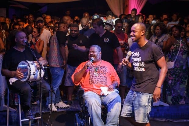 Arlindo Cruz se apresenta de cadeira de rodas durante show com