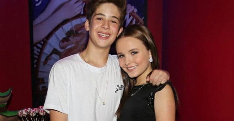 Larissa Manoela surpreende ao aparecer com anel de compromisso