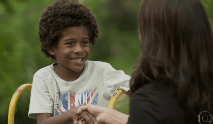 Arthur socorre filho de Carolina na novela "Totalmente Demais"