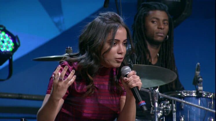 Fã invade a casa da cantora Anitta em condomínio no Rio de Janeiro