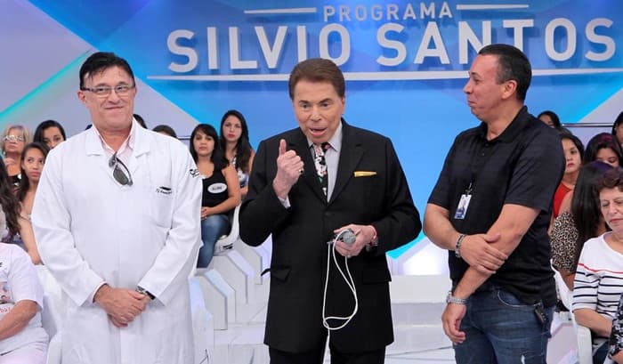 Silvio Santos revela motivo de abandonar seu tradicional microfone e porque usa aparelho de surdez