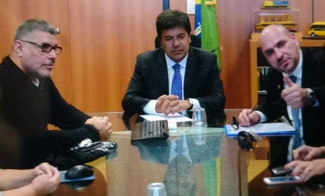 Imagem de Alexandre Frota com Ministro da Educação vira piada na internet