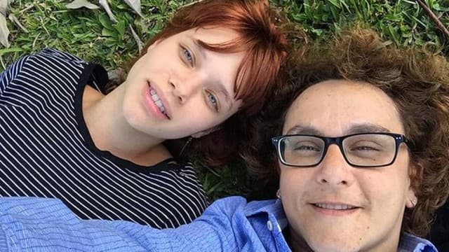 Após assumir namoro com outra mulher, Bruna Linzemeyer sofre ataques homofóbicos