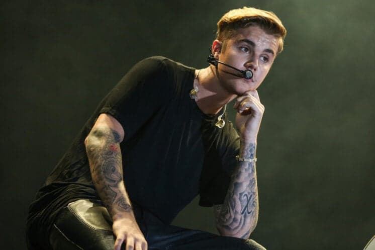 Justin Bieber erra letra de hit, é corrigido e se irrita