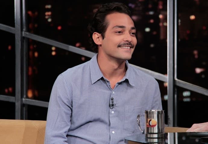 Após deixar o "Pânico", Eduardo Sterblitch muda estilo de vida radicalmente