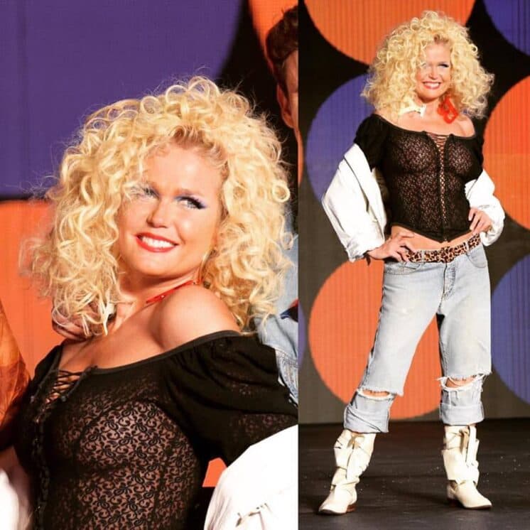 Xuxa rouba a cena em desfile ao aparecer sem sutiã