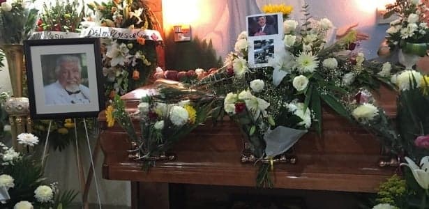 Caixão do ator Rubén Aguirre, o Professor Girafales de "Chaves", coberto por flores em Puerto Vallarta, no México Caixão do ator Rubén Aguirre, o Professor Girafales de "Chaves", coberto por flores em Puerto Vallarta, no México