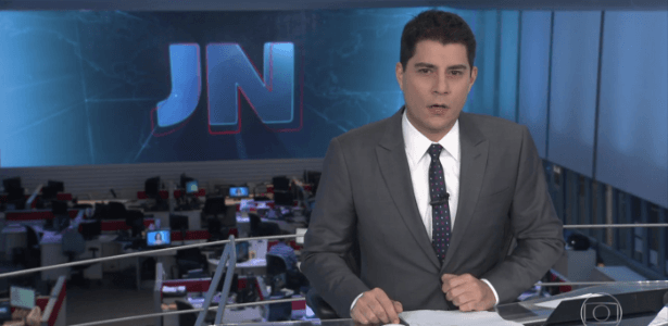 Evaristo Costa assume o "Jornal Nacional" e comete gafe