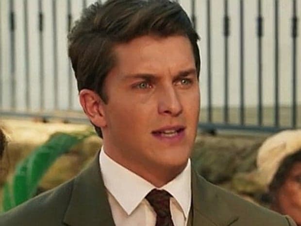 Colegas da novela "Êta Mundo Bom", Klebber Toledo e Giovanna Grigio estariam em clima de romance