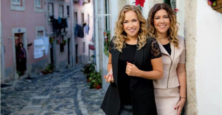 Daniela Mercury e Malu Verçosa colocam a palavra "gay" em seus perfis nas redes sociais