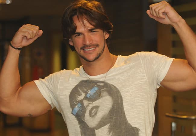 Ex-BBB Rodrigão publica foto antiga só de toalha e surpreende os fãs