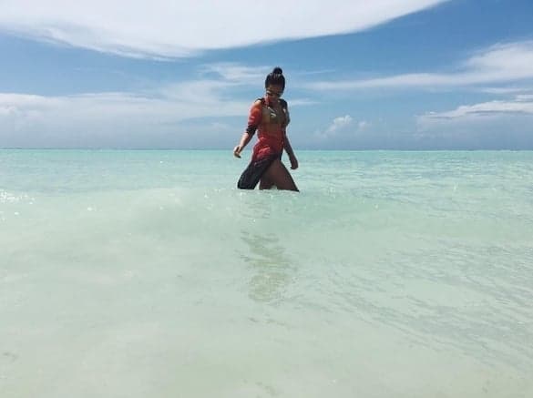 Bruna Marquezine exibe pernas bronzeadas durante viagem a Cuba