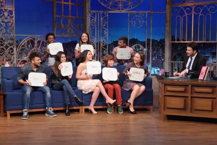 Elenco do filme “Carrossel 2” participa do "The Noite " em brincadeira inusitada