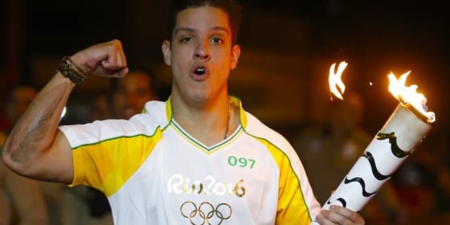 Gafe: Repórter do SporTV leva tombo ao vivo enquanto carregava a tocha olímpica; assista!