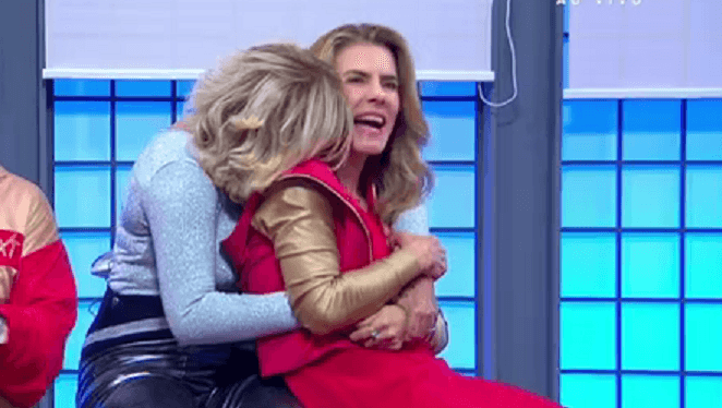 Maitê Proença e Astrid Fontenelle dão beijo na boca em programa de TV; assista!