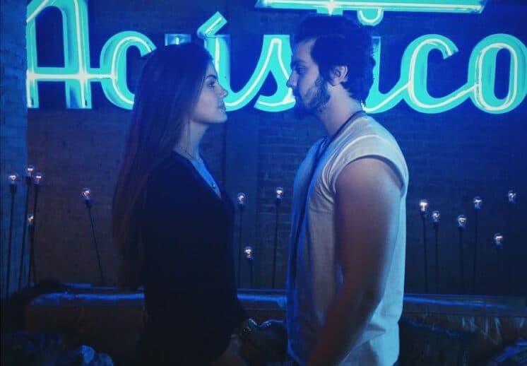 Camila Queiroz comenta beijo em Luan Santana em DVD