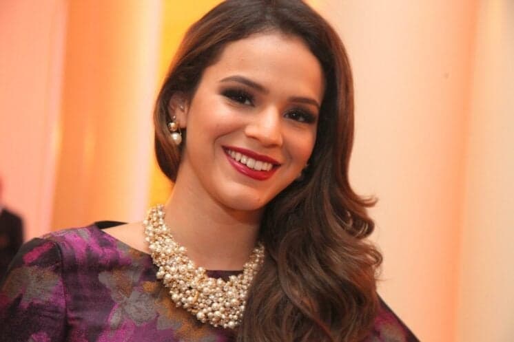 Bruna Marquezine recebe cantada em programa da Globo e fica constrangida