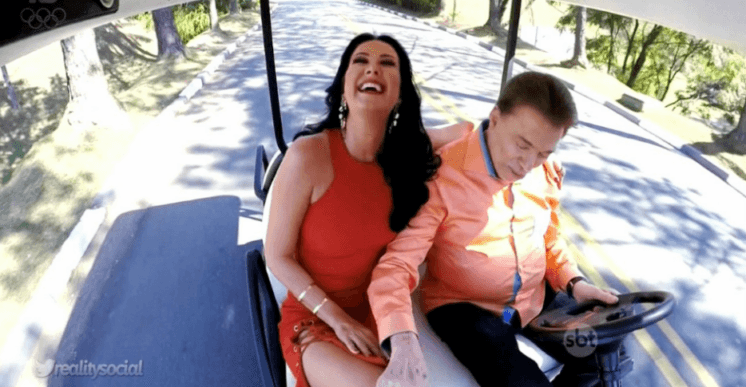 Silvio Santos surpreende e passa as mãos nas pernas de Helen Ganzarolli em gravação externa