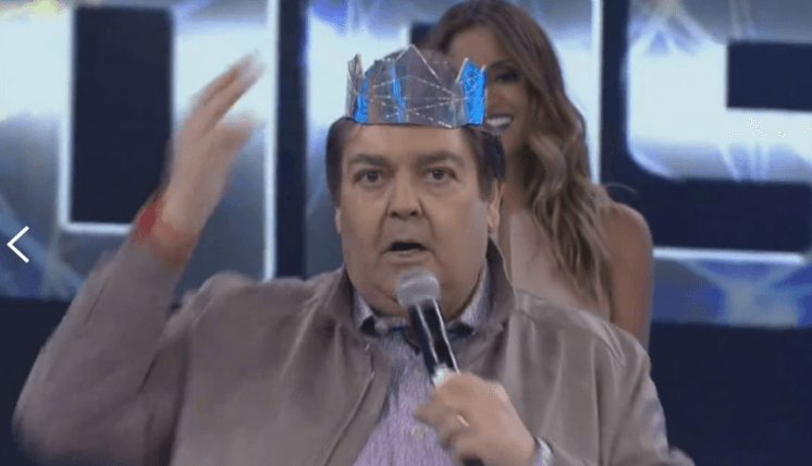 Faustão fala palavrão ao vivo na final do quadro "Iluminados" e gera polêmica