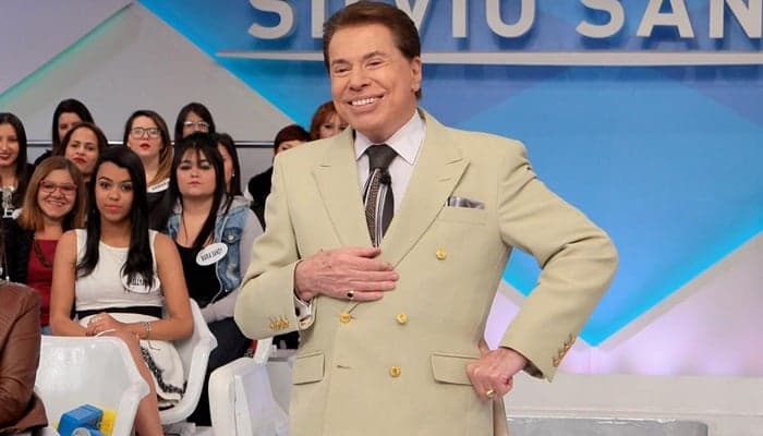 SBT anuncia novo programa para as noites de domingo, mas adia estreia horas depois