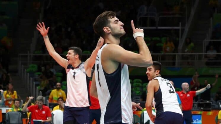 Jogador de vôlei dos EUA manda torcida se calar e tem perfil bombardeado na internet