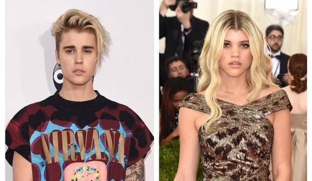 Justin Bieber e nova namorada trocam beijos e clima fica muito quente; veja!