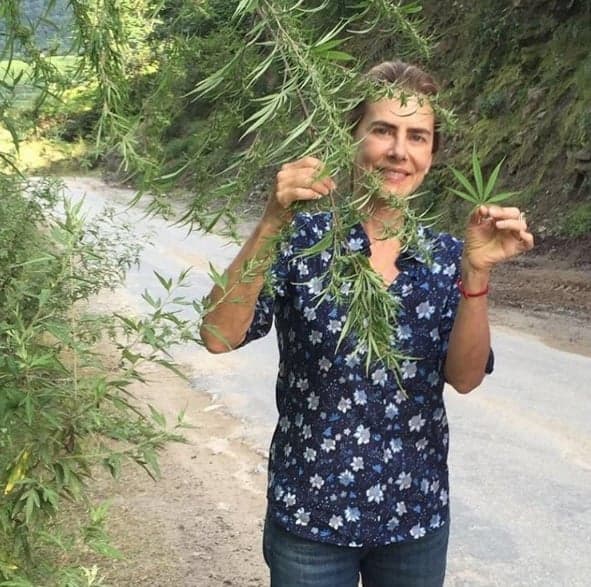 Maitê Proença aparece com maconha na mão e causa na internet