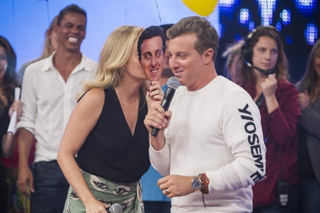 Angélica invade "Caldeirão" e faz surpresa para Luciano Huck