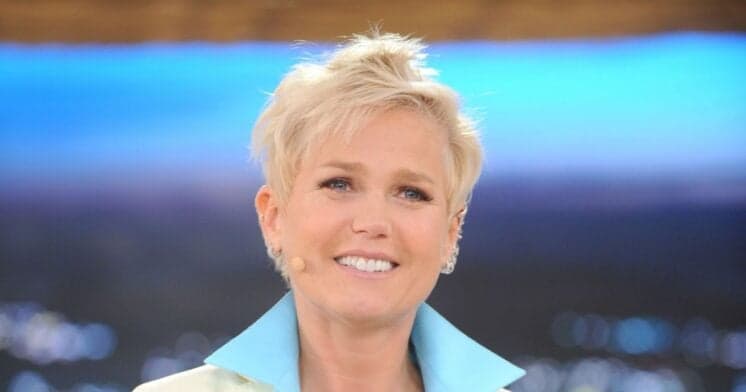 Xuxa é criticada por beijar cão e dá resposta atravessada