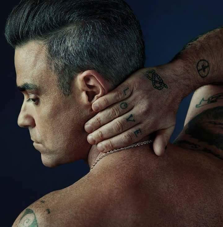 Cantor Robbie Williams faz ensaio nu para revista gay