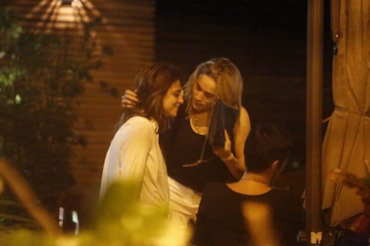 Fernanda Gentil beija namorada em público e é apoiada por fãs