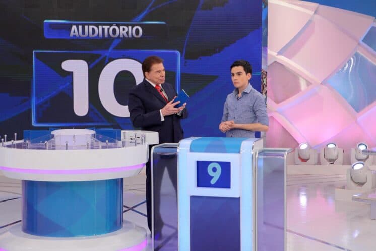 Silvio Santos recebe Dudu Camargo e pergunta se o pai dele já o viu na TV: “Ele não se suicidou?”