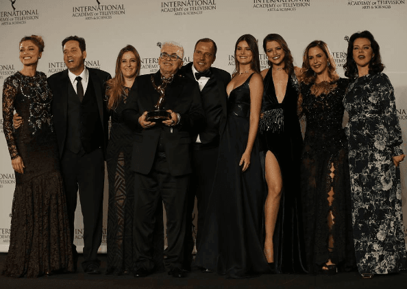 Elenco comemora prêmio de melhor novela para "Verdades Secretas" no Emmy Internacional