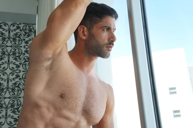 Após nudes vazadas, ex-BBB Kadu posa para fotos sem cueca