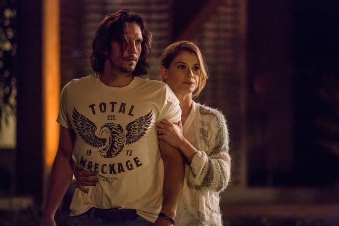 "Rock Story": Planejando casamento, Léo Régis flagra Gui e Diana se beijando