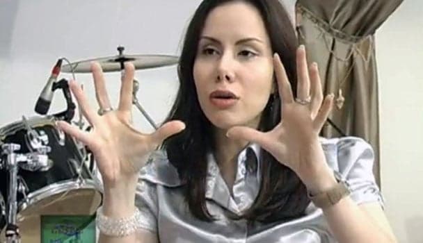 Sarah Sheeva diz que seu corpo não é "aeroporto de demônios"