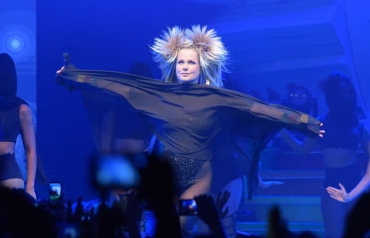 Em baixa na TV, Xuxa comemora sucesso com shows pelo país