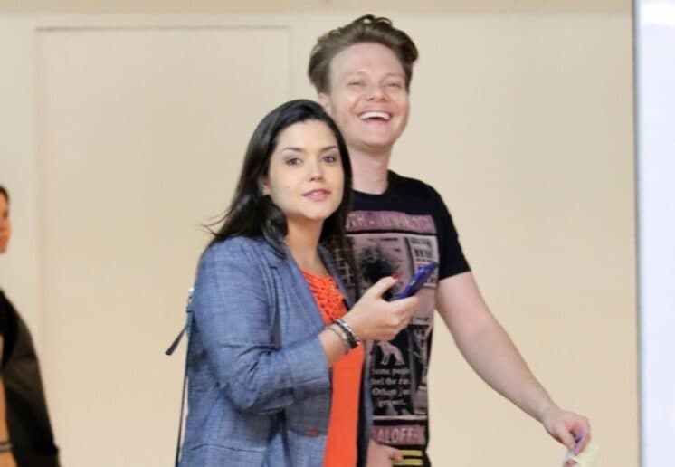 Sem a filha, Thais Fersoza e Michel Teló são flagrados em clima de romance