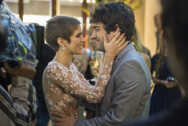 "A Lei do Amor": Letícia ajuda Tiago e os dois quase se beijam