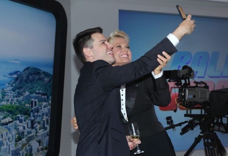 Xuxa é tietada por artistas da Record em evento no Rio de Janeiro