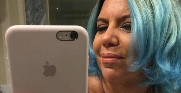 Astrid Fontenelle deixa o cabelo azul, é detonada, e faz desabafo