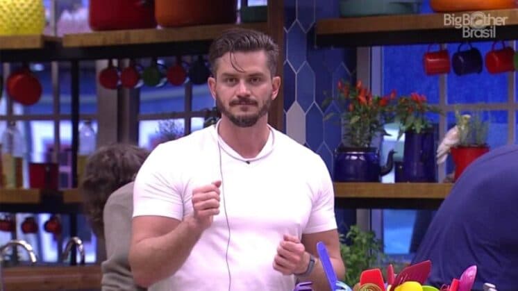 "BBB17": Marcos surpreende e beija o pé de Emilly