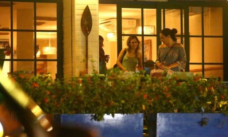 Tatá Werneck é flagrada em restaurante: "Namorando duas mulheres"