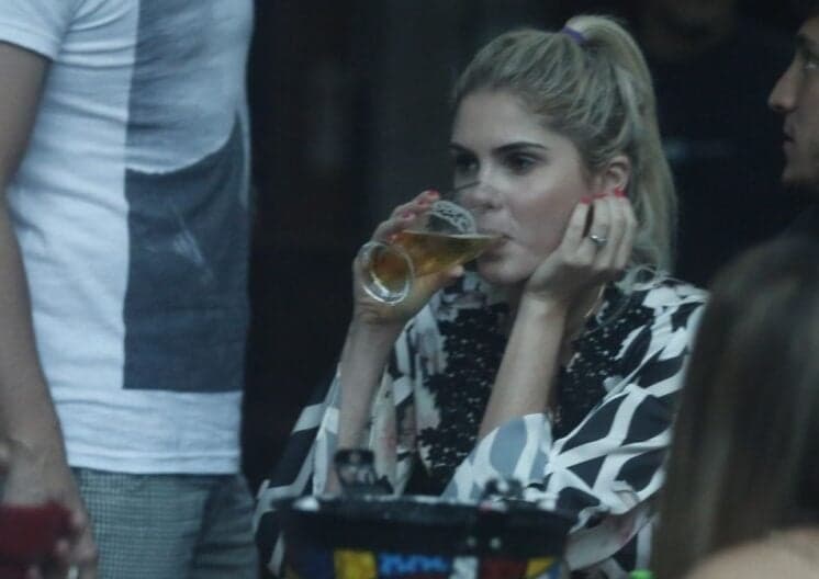 Bárbara Evans aconselha seguidores a pararem de beber para combater alcoolismo